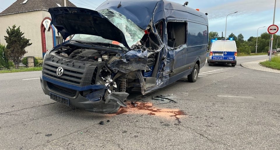 Zderzenie busa z samochodem ciężarowym na ul. Wrocławskiej w Opolu