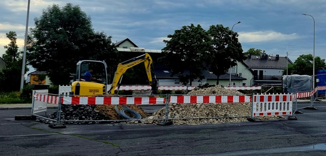 Prace na pętli MZK przy ul. Pużaka, powstaje nowy pantograf