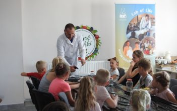 Doświadczenia chemiczne, kreatywność i nauka, a to wszystko na warsztatach w Kaniowie [GALERIA]