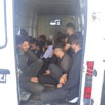 18 imigrantów upchniętych w dostawczym busie &#8211; policjanci zatrzymali kierującą