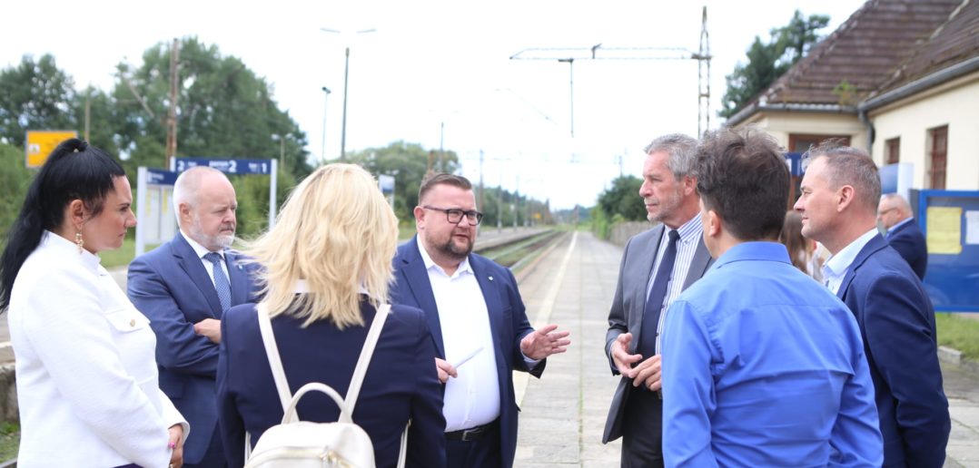 Na lotnisko w Pyrzowicach z Opola pociągiem?