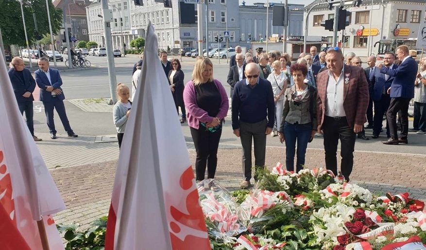 Kirsteinowie byli jak zawsze w komplecie. Stali z boku