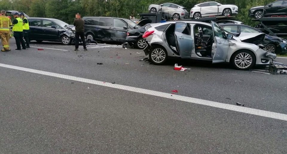 Karambol na A4, zderzyło się 7 samochodów, 5 osób poszkodowanych
