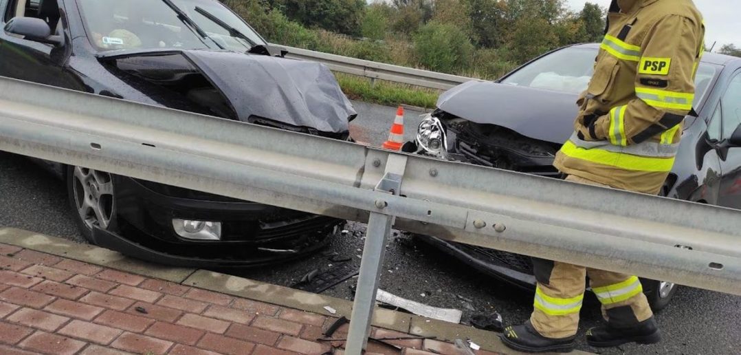 Zderzenie dwóch samochodów na wiadukcie na ul. Niemodlińskiej w Opolu