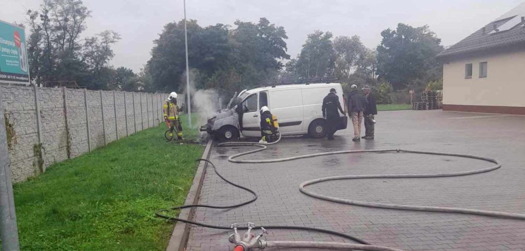 Na parkingu w Prószkowie zapalił się samochód dostawczy