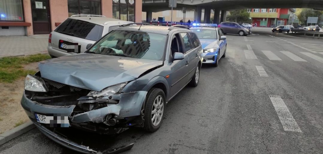 Zderzenie dwóch samochodów na rondzie Nysy Łużyckiej w Opolu