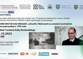Wykład Tomasza Kuby Kozłowskiego w namiocie w ogrodzie WBP