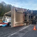 Na autostradzie A4 przewróciła się ciężarówka wioząca ekogroszek