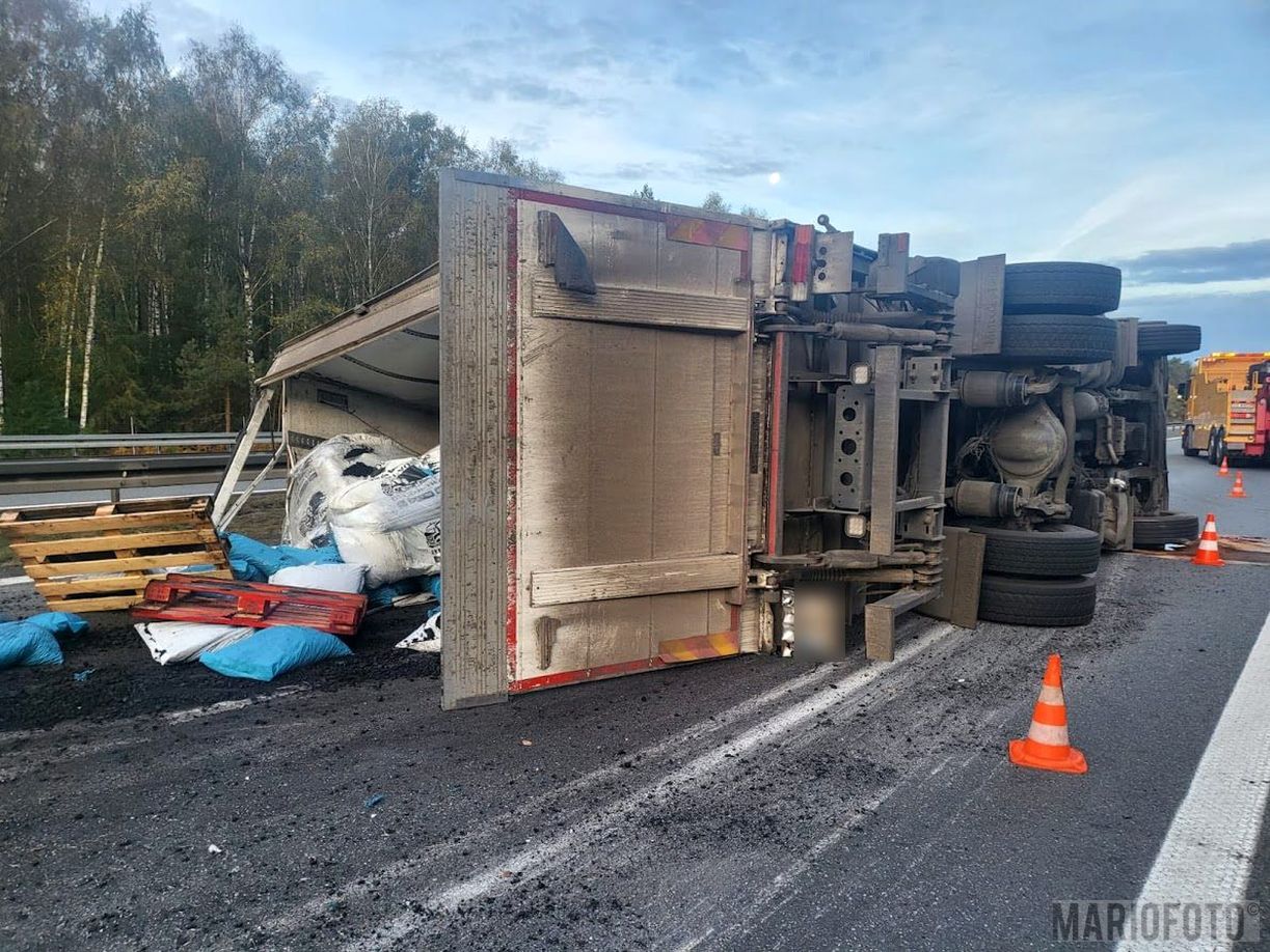 Na autostradzie A4 przewróciła się ciężarówka wioząca ekogroszek