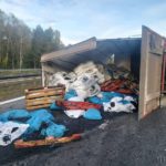 Na autostradzie A4 przewróciła się ciężarówka wioząca ekogroszek