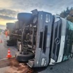 Na autostradzie A4 przewróciła się ciężarówka wioząca ekogroszek