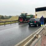 Traktor zderzył się z ciężarówką na wiadukcie w stronę Chmielowic