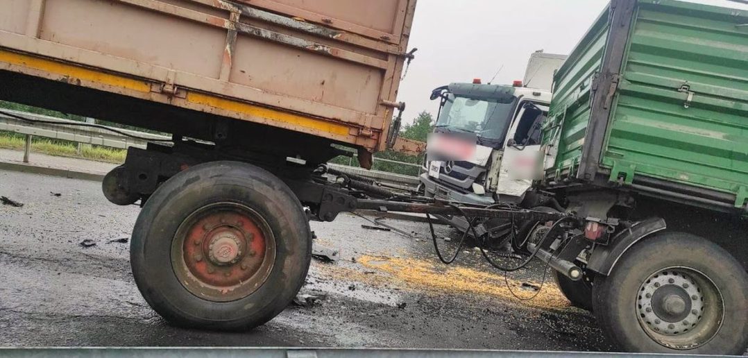 Traktor zderzył się z ciężarówką na wiadukcie w stronę Chmielowic