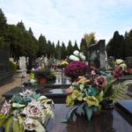 Dzień Wszystkich Świętych. Chróścicki cmentarz ozdobiony kwiatami i zniczami [GALERIA]