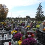 Dzień Wszystkich Świętych. Chróścicki cmentarz ozdobiony kwiatami i zniczami [GALERIA]