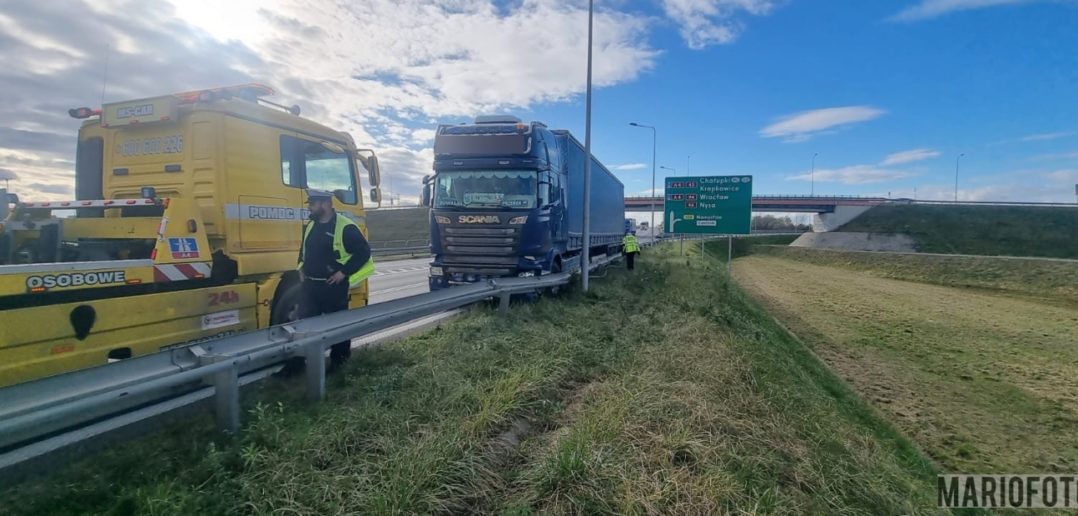 Ciężarówka wjechała w barierki na obwodnicy Opola