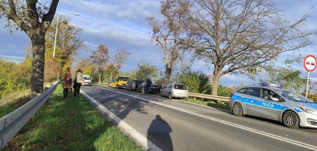 Zderzenie trzech samochodów na wiadukcie ul. Braci Kowalczyków