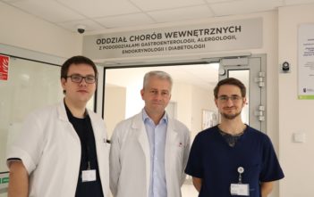 lek. Łukasz Moos, dr hab. Zenon Brzoza, lek. Wojciech Żurek.