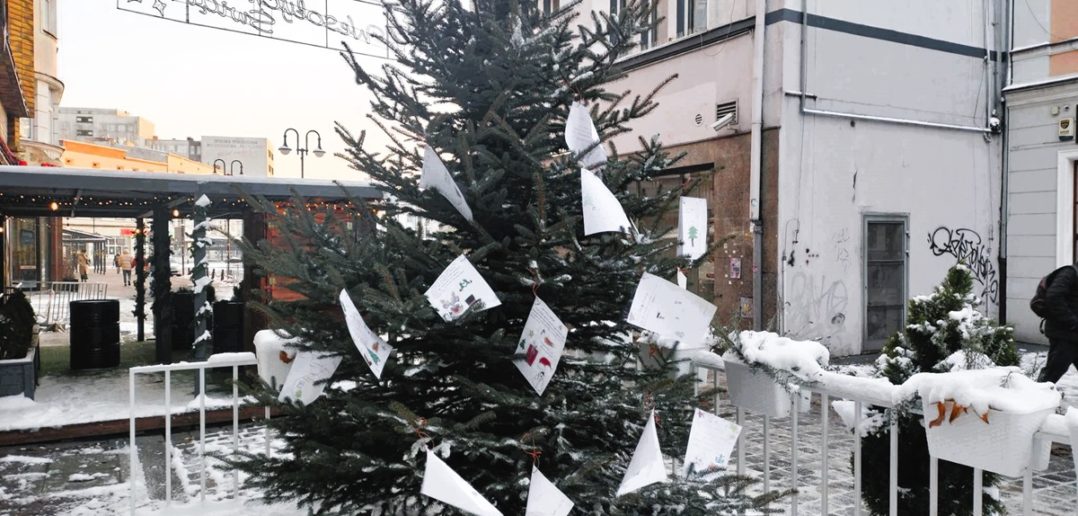 Potrzebujący zawiesili listy do św. Mikołaja na choince w Opolu