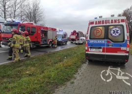 Kolizja busa i osobówki przed przejściem dla pieszych w Chrząstowicach [ZDJĘCIA]