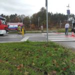 Kolizja busa i osobówki przed przejściem dla pieszych w Chrząstowicach [ZDJĘCIA]