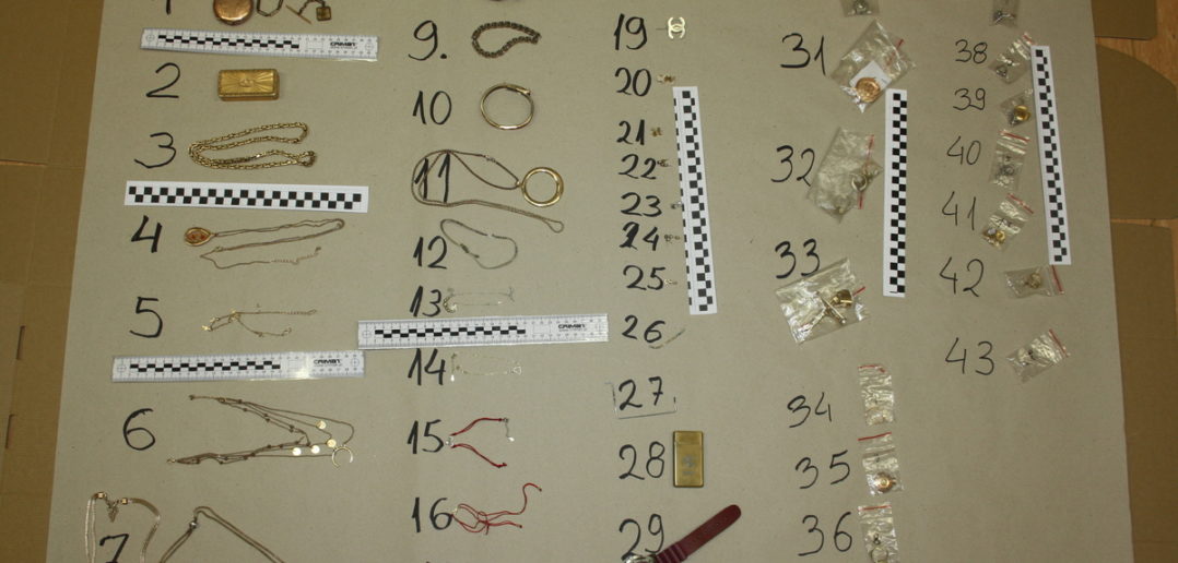 Policja odzyskała skradzioną biżuterię. Rozpoznajesz któryś z tych przedmiotów?