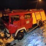 Wóz strażacki wpadł do rowu niedaleko Karczowa