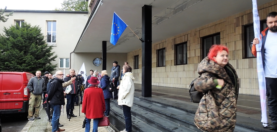 Nielegalnie zawieszona flaga przez działaczy KOD. Natychmiast zdjęta przez służby.