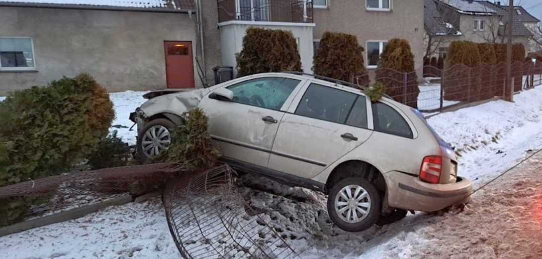 Dachowanie samochodu w Żelaznej, kierowca nie miał prawa jazdy
