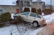 Dachowanie samochodu w Żelaznej, kierowca nie miał prawa jazdy