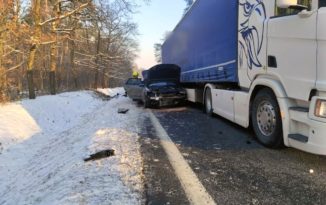 Zderzenie trzech pojazdów na DK46 w lesie Dąbrowskim