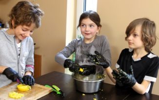 Podopieczni Fundacji FREE bawili się w cukierników Podopieczni Fundacji FREE bawili się w cukierników