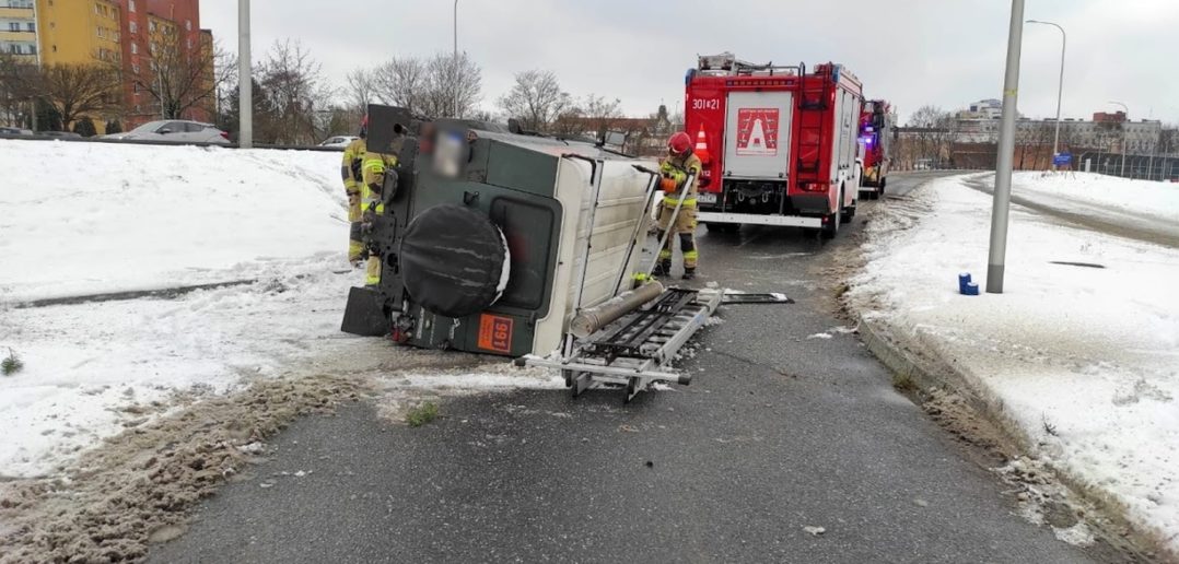 Samochód terenowy wypadł z drogi i przewrócił się na bok, kierowca miał 1,4 promila