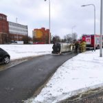 Samochód terenowy wypadł z drogi i przewrócił się na bok, kierowca miał 1,4 promila