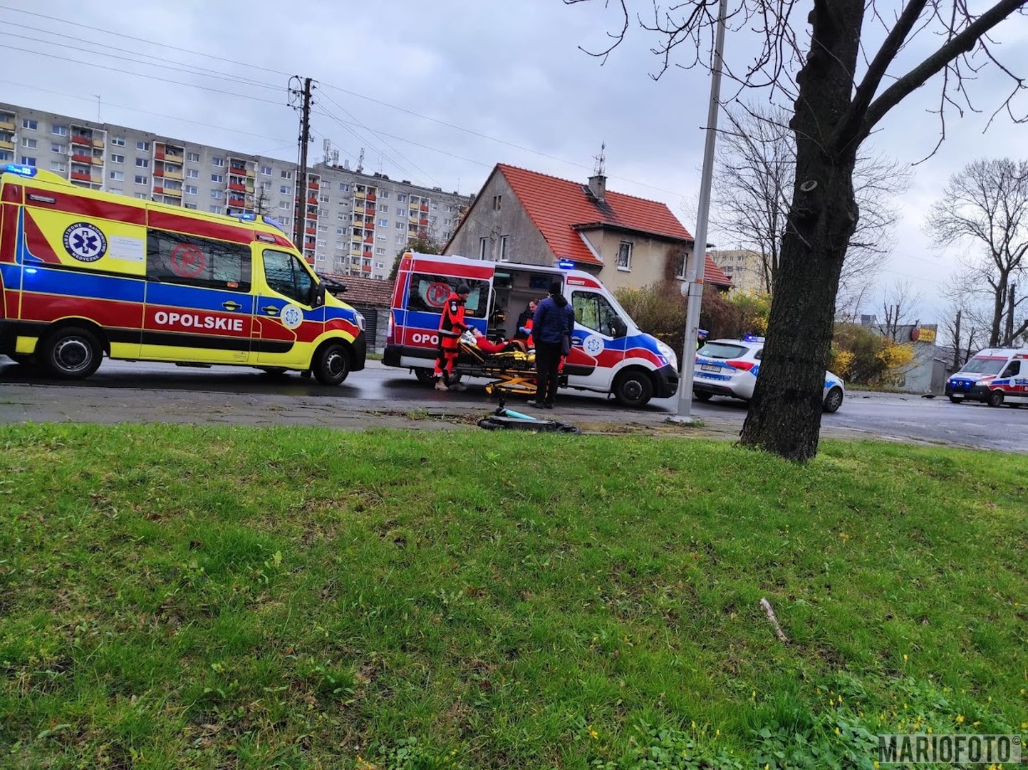 Samochód po zderzeniu z innym pojazdem wjechał na chodnik i potrącił pieszego