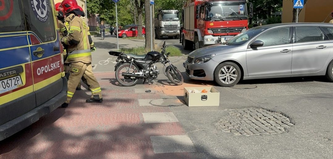 Kolizja w Opolu, samochód uderzył w motocyklistę