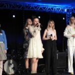 Wokaliści Opolskiego Studia Piosenki oraz studenci i wykładowcy UO zaśpiewali dla Fundacji „Iskierka” [GALERIA]
