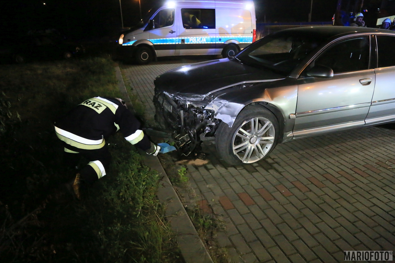 Policja szuka kierowcy audi A8, który wjechał w bariery na wiadukcie i uciekł