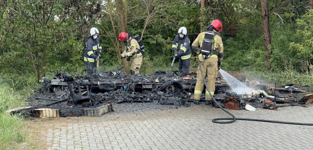 Na ul. Gajowej w Opolu spłonęła przyczepa kempingowa