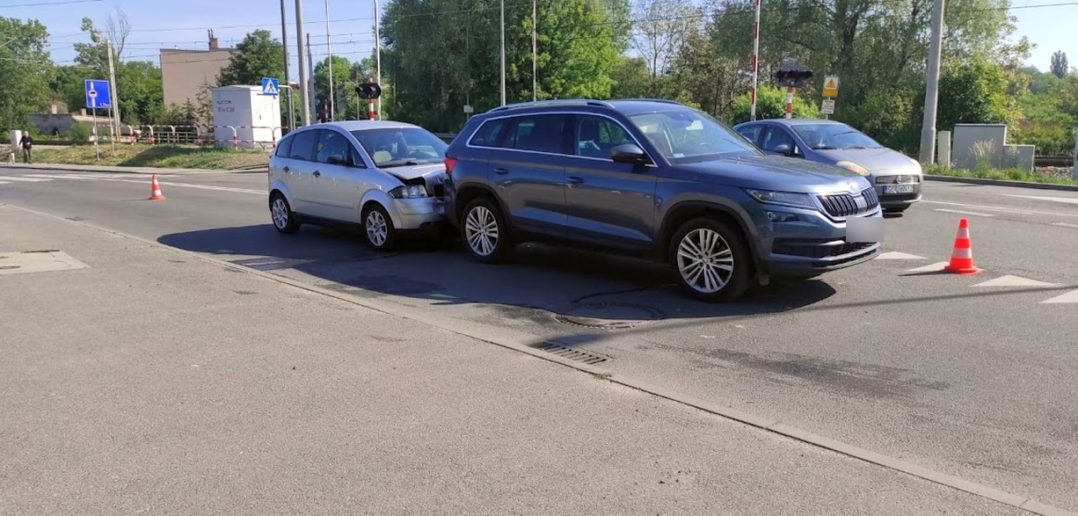 Zderzenie dwóch aut na ul. Alei Przyjaźni w Opolu