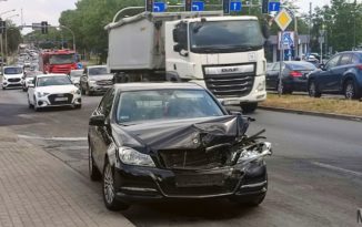 Zderzenie kilku aut na ul. Ozimskiej w Opolu, a na Oświęcimskiej dachowanie Zderzenie kilku aut na ul. Ozimskiej w Opolu, a na Oświęcimskiej dachowanie