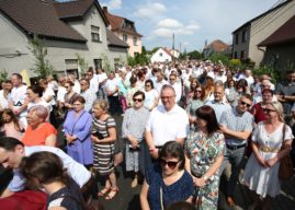 Boże Ciało w Dobrzeniu. Tłum wiernych na porannej procesji [GALERIA]