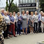 Śląskie Tradycje na Stobrawskim Zielonym Szlaku. Przed urzędem gminy stanął głaz z wierszem w języku śląskim