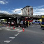 Zderzenie samochodu osobowego z autobusem MZK na rondzie w Opolu