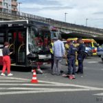 Zderzenie samochodu osobowego z autobusem MZK na rondzie w Opolu