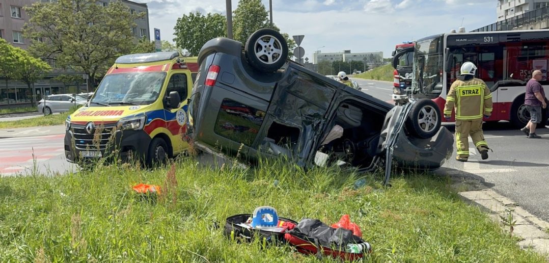 Zderzenie samochodu osobowego z autobusem MZK na rondzie w Opolu