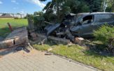 Zderzenie dwóch aut na ul. Oświęcimskiej, jeden z samochodów wjechał w ogrodzenie