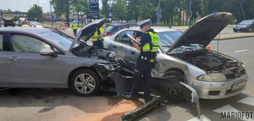 Zderzenie dwóch aut na ul. Ozimskiej w Opolu