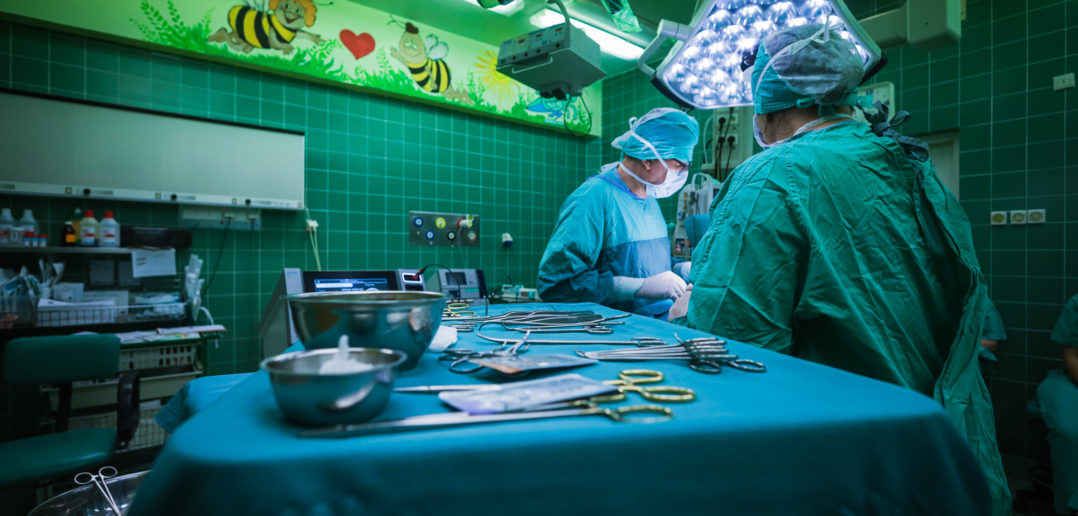 Zespół chirurgii dziecięcej podczas jednej z operacji na bloku operacyjnym USK w Opolu.