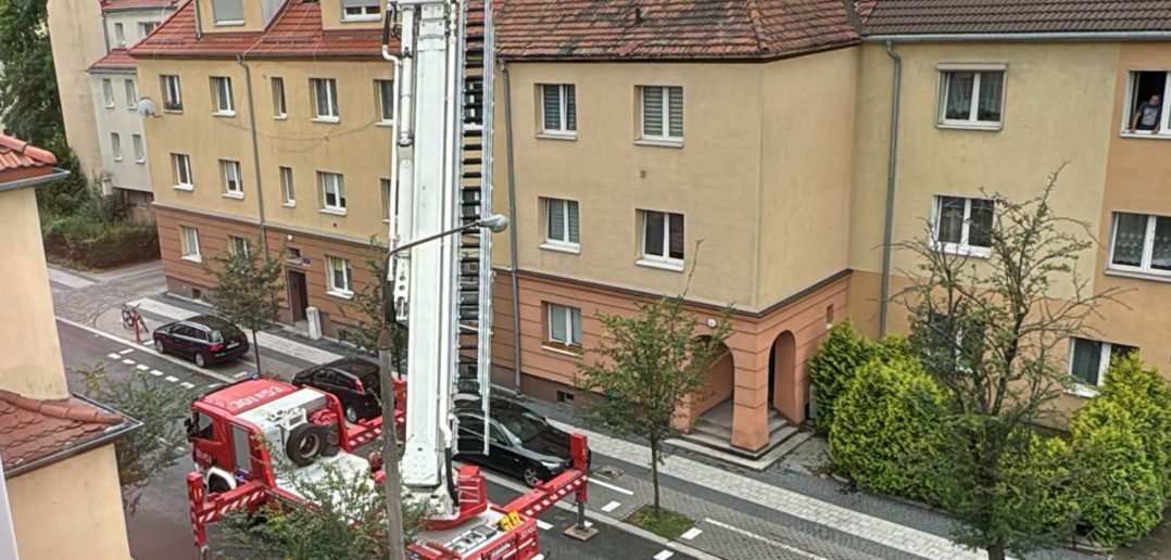 Dachówki na ul. Katowickiej w Opolu zagrażały przechodniom